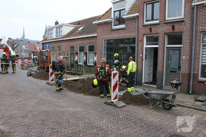 Aannemer plakt gasleiding dicht met plakband