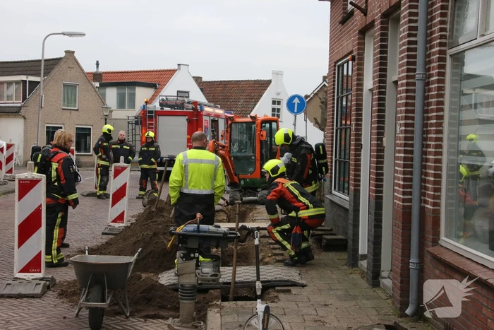 Aannemer plakt gasleiding dicht met plakband