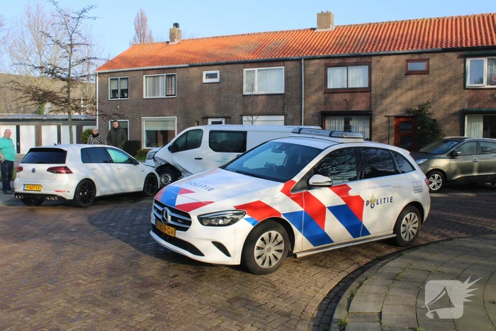 Bestuurder botst op geparkeerde bestelbus