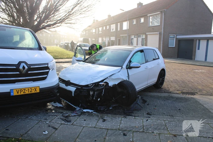 Bestuurder botst op geparkeerde bestelbus