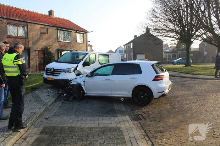 Bestuurder botst op geparkeerde bestelbus