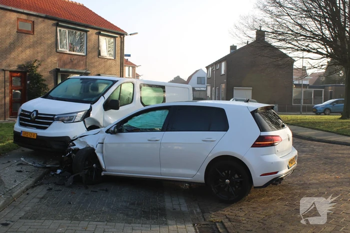 Bestuurder botst op geparkeerde bestelbus