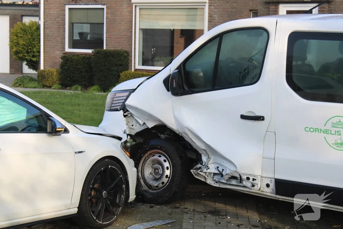 Bestuurder botst op geparkeerde bestelbus