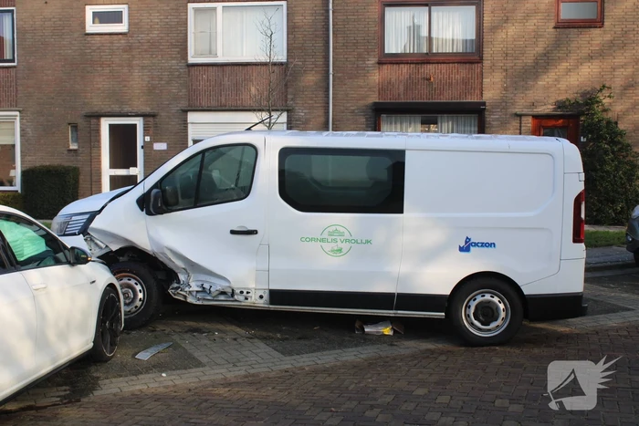 Bestuurder botst op geparkeerde bestelbus
