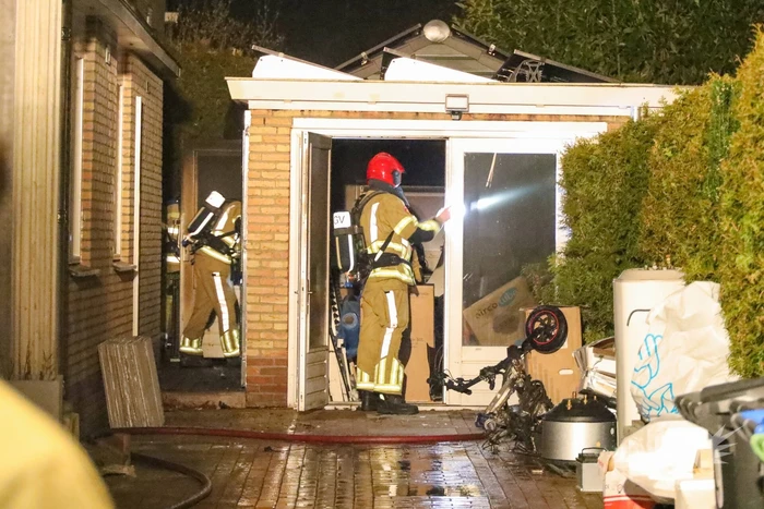 Brand door elektrische fiets in schuur