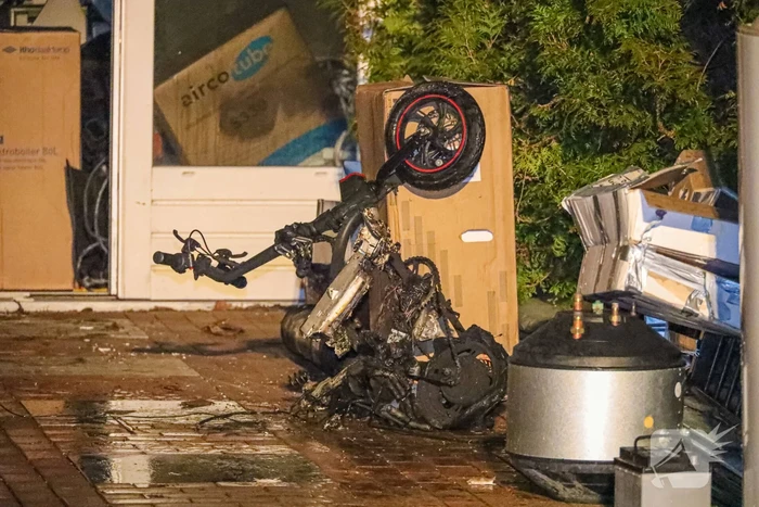 Brand door elektrische fiets in schuur