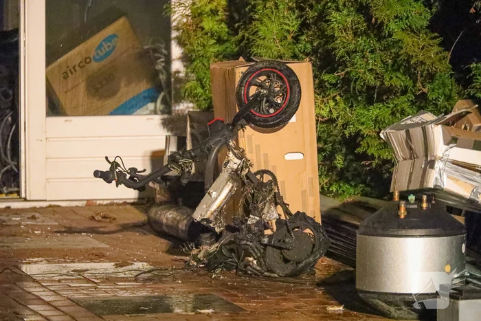 Brand door elektrische fiets in schuur