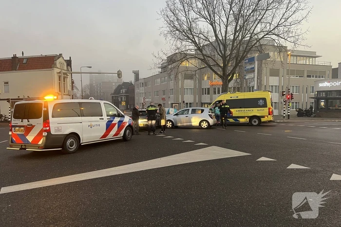 Twee auto's botsen op kruispunt