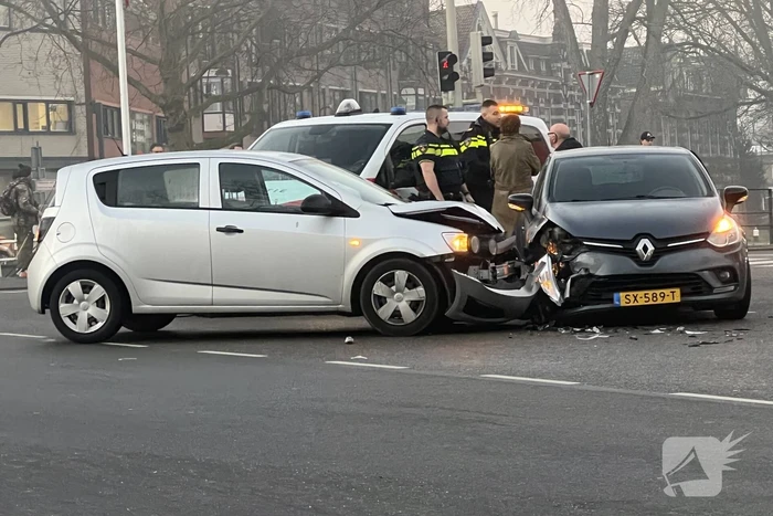 Twee auto's botsen op kruispunt