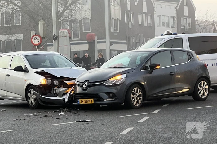 Twee auto's botsen op kruispunt