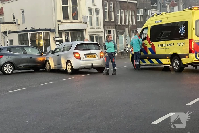 Twee auto's botsen op kruispunt