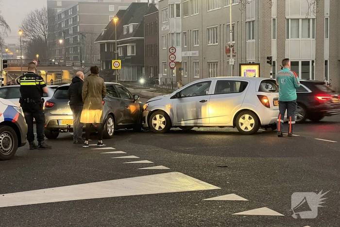 Twee auto's botsen op kruispunt