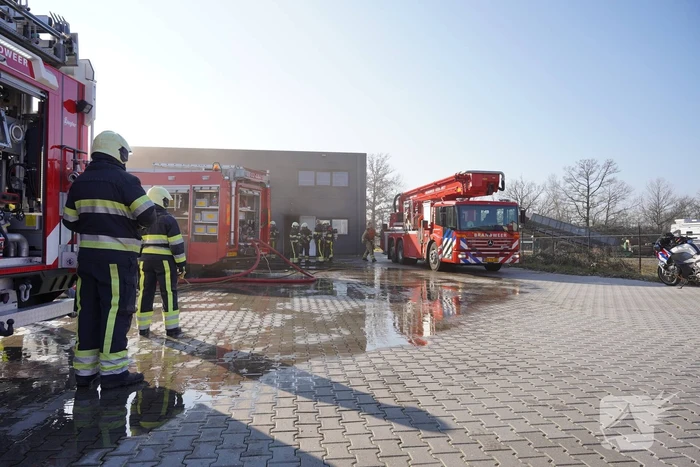 Auto uitgebrand op bedrijventerrein