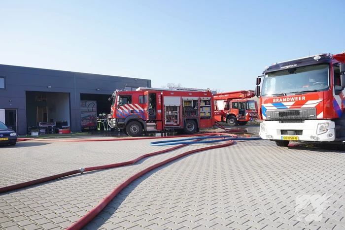 Auto uitgebrand op bedrijventerrein