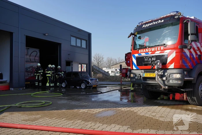 Auto uitgebrand op bedrijventerrein