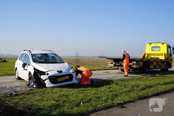 Veel schade nadat auto over kop slaat