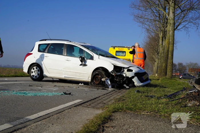 Veel schade nadat auto over kop slaat
