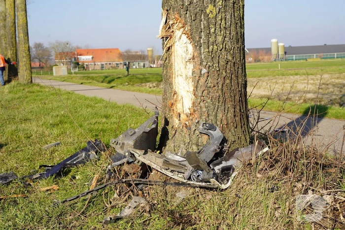 Veel schade nadat auto over kop slaat