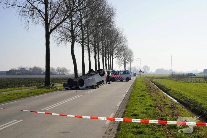 Veel schade nadat auto over kop slaat