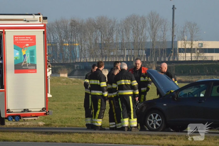 Brandweer controleert personenwagen vanwege mogelijke brand