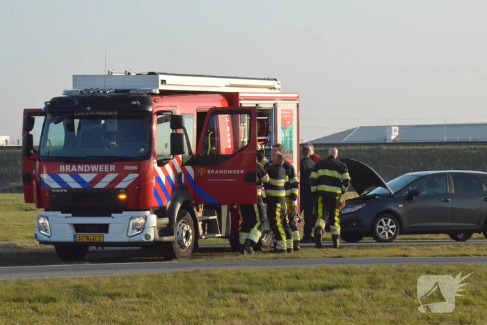 Brandweer controleert personenwagen vanwege mogelijke brand