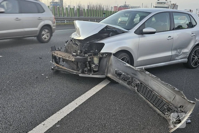 Aanrijding tussen auto en vrachtwagen