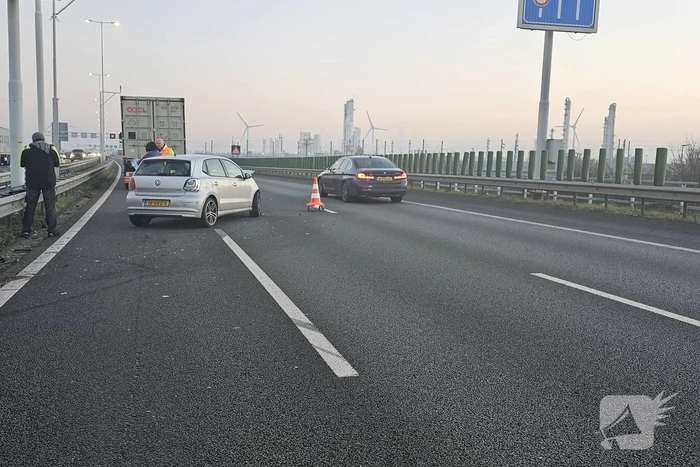 Aanrijding tussen auto en vrachtwagen