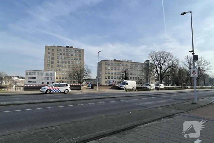 Politie doet onderzoek langs waterkant