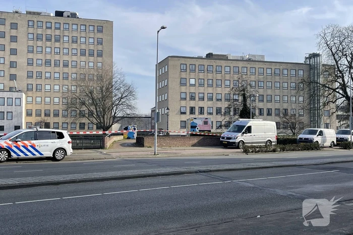 Politie doet onderzoek langs waterkant