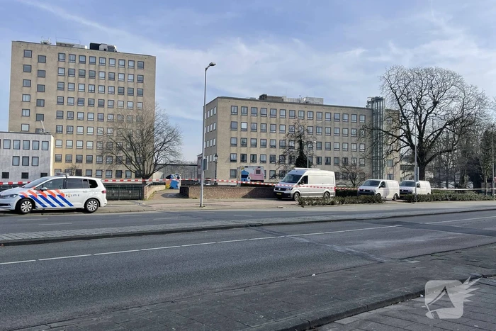 Politie doet onderzoek langs waterkant