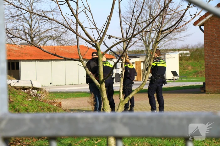 Politie valt schuur binnen, een aanhouding
