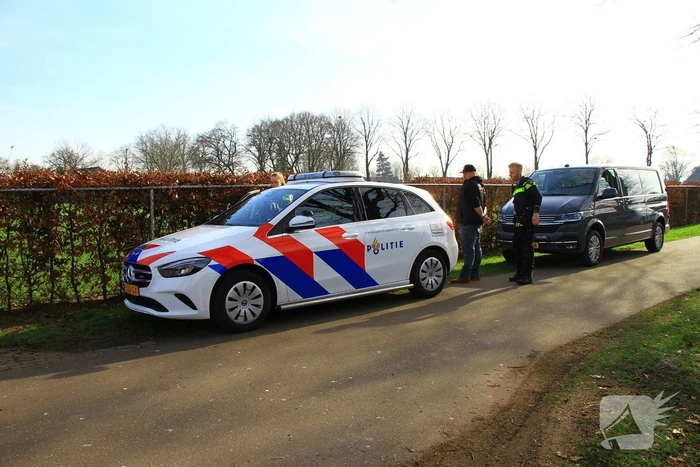 Politie valt schuur binnen, een aanhouding