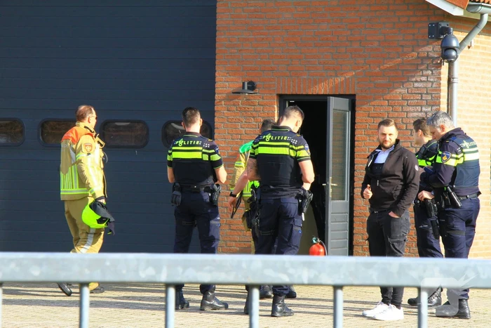 Politie valt schuur binnen, een aanhouding