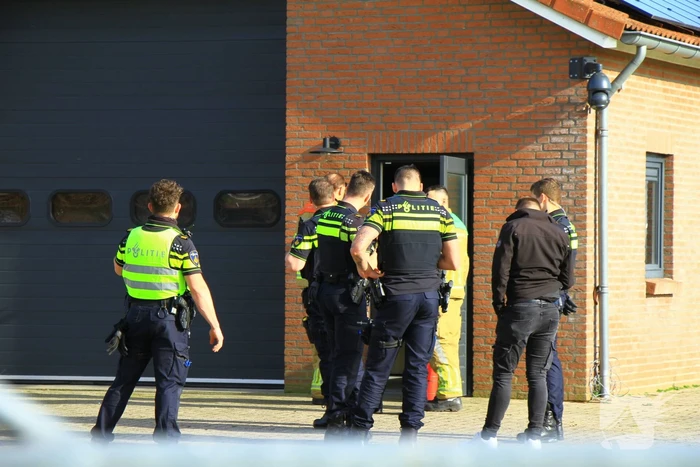 Politie valt schuur binnen, een aanhouding