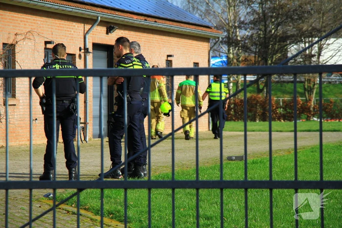 Politie valt schuur binnen, een aanhouding