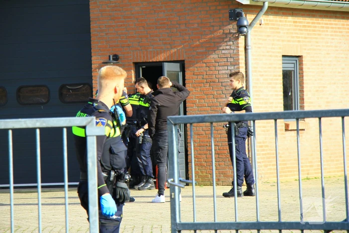 Politie valt schuur binnen, een aanhouding