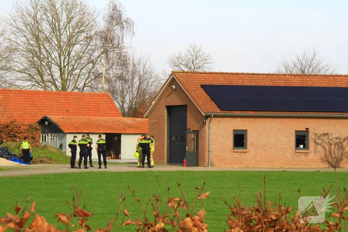 Politie valt schuur binnen, een aanhouding