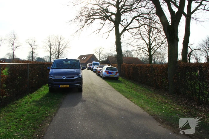 Politie valt schuur binnen, een aanhouding