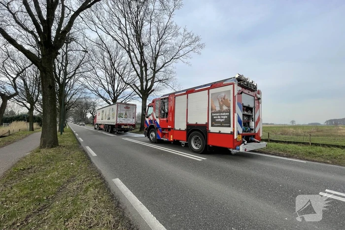 Spuitgasten blussen vrachtwagenbrand