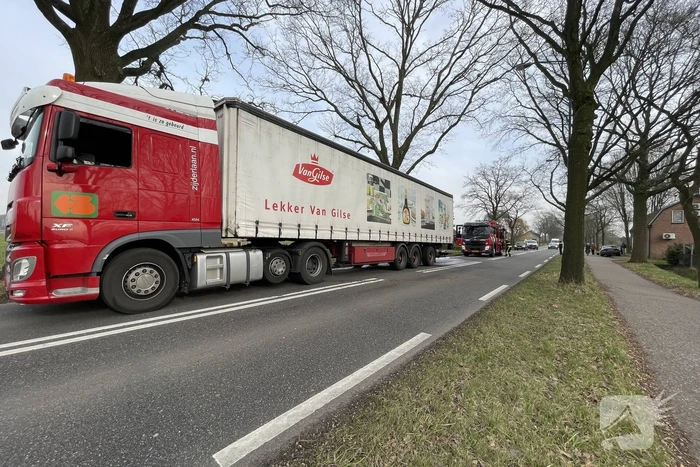 Spuitgasten blussen vrachtwagenbrand