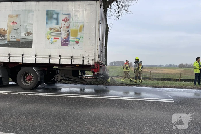 Spuitgasten blussen vrachtwagenbrand