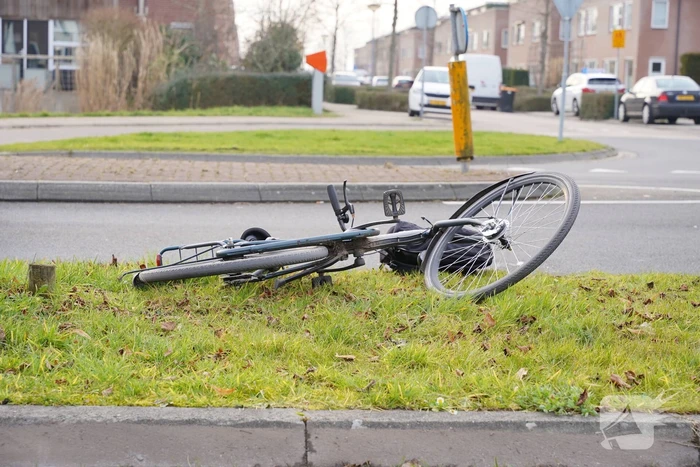 Fietser en automobilist botsen met elkaar