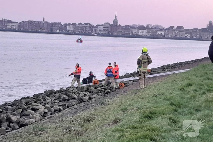 Grote zoekactie na aantreffen kleding langs water