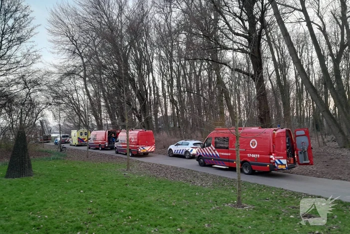 Grote zoekactie na aantreffen kleding langs water