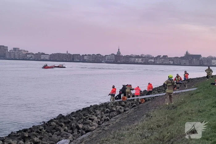 Grote zoekactie na aantreffen kleding langs water