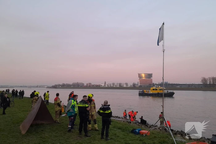 Grote zoekactie na aantreffen kleding langs water