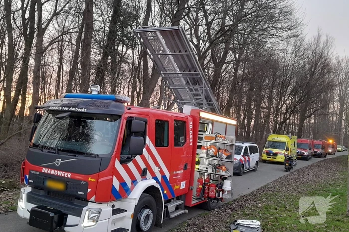 Grote zoekactie na aantreffen kleding langs water