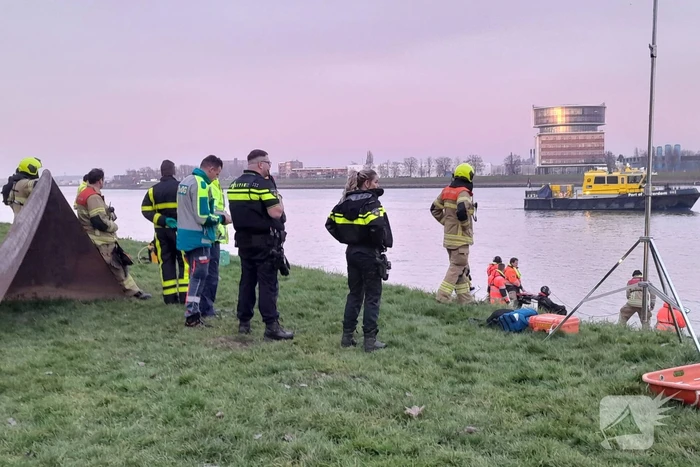 Grote zoekactie na aantreffen kleding langs water