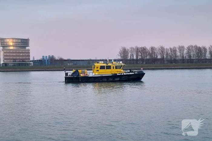 Grote zoekactie na aantreffen kleding langs water