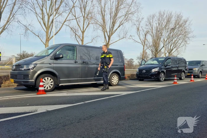 Twee bestelbussen botsen op elkaar